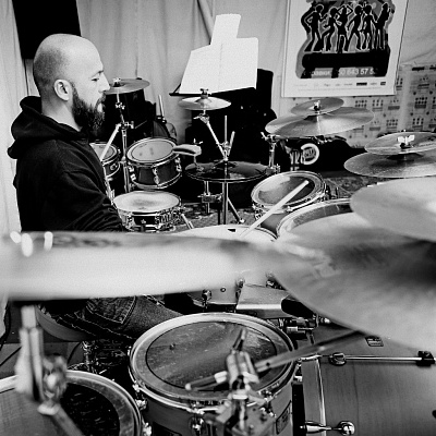 Купить игру на барабанах в Ростове-на-Дону. Сервис Ultra Подарки. Хотите играть на барабанах? Купите сертификат на обучение игре на барабанах в Ростове-на-Дону. Сервис UltraPodarki.ru 8 800 505 95 30. Игра на барабанах, уроки игры на барабанах, обучение игре на барабанах, барабан обучение, играть на барабанах, игра на барабанах сертификат, уроки на барабанах, игра на барабанах в Ростове-на-Дону, уроки игры на барабанах в Ростове-на-Дону, барабаны цена Ростов-на-Дону, уроки на барабанах в Ростове-на-Дону