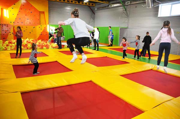 Прыжки в батутном центре в Ростове-на-Дону. Сервис Ultra Подарки. Купить подарочный сертификат на батутный центр. Подарите прыжки на батуте для детей и взрослых в Ростове-на-Дону. Сервис UltraPodarki.ru 8 800 505 95 30. Батутный центр Ростов-на-Дону, батутный центр, прыжки на батуте Ростов-на-Дону, купить батут Ростов-на-Дону, батут, батут Ростов-на-Дону