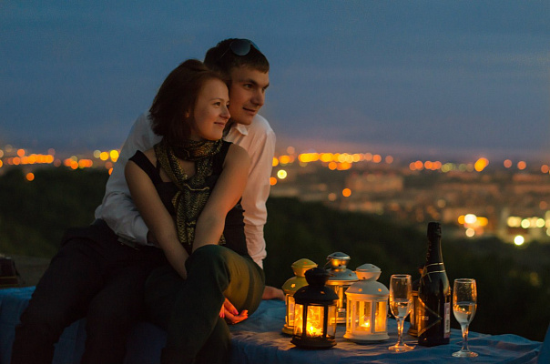 Романтическое свидание на крыше в Ростове-на-Дону. Ultra Подарки. Купить романтическое свидание на крыше в Ростове-на-Дону. Подарите самым близким незабываемые моменты и почувствуйте друг друга ещё ближе. Сервис UltraPodarki.ru 8 800 505 95 30. Романтическое свидание на крышев Ростове-на-Дону, свидание на крышев Ростове-на-Дону, свидание, сертификат на свидание на крыше, сертификат на свидание в Ростове-на-Дону, купить свидание на крыше, купить свидание Ростов-на-Дону