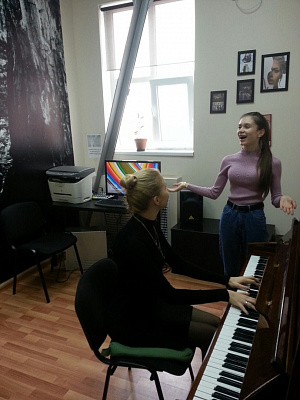 Игра на фортепиано в Ростове-на-Дону. Ultra Подарки. Купить занятия по игре на фортепиано в Ростове-на-Дону. Занятия на фортепиано развивают слух и улучшают работу мозга. Сервис UltraPodarki.ru 8 (800) 505 95 30. Фортепиано Ростов-на-Дону, фортепиано, игра на фортепиано Ростов-на-Дону, игра на фортепиано, обучение фортепиано Ростов-на-Дону, обучение фортепиано, занятия на фортепиано Ростов-на-Дону, занятия на фортепиано
