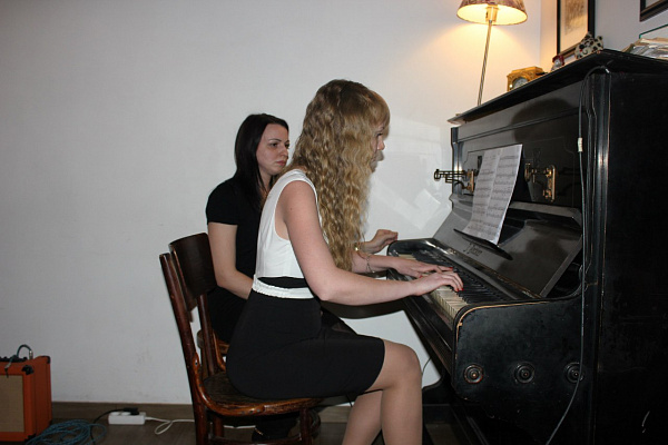 Игра на фортепиано в Ростове-на-Дону. Ultra Подарки. Купить занятия по игре на фортепиано в Ростове-на-Дону. Занятия на фортепиано развивают слух и улучшают работу мозга. Сервис UltraPodarki.ru 8 (800) 505 95 30. Фортепиано Ростов-на-Дону, фортепиано, игра на фортепиано Ростов-на-Дону, игра на фортепиано, обучение фортепиано Ростов-на-Дону, обучение фортепиано, занятия на фортепиано Ростов-на-Дону, занятия на фортепиано
