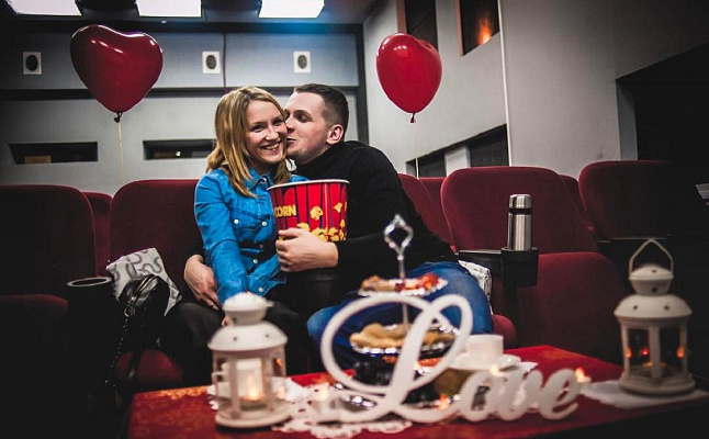 Романтическое свидание в кинотеатре в Ростове-на-Дону. Ultra Подарки. Купить романтическое свидание в кинотеатре в Ростове-на-Дону. Подарите самым близким незабываемые моменты и признайтесь в искренних чувствах. Сервис UltraPodarki.ru 8-800-505-95-30. Романтическое свидание в кинотеатре в Ростове-на-Дону, свидание в Ростове-на-Дону, свидание в кинотеатре, сертификат на свидание в кинотеатре, сертификат на свидание в Ростове-на-Дону, купить свидание, купить свидание Ростов-на-Дону, первое свидание, девушка свидание, хороший кинотеатре, романтический кинотеатре, романтический вечер, романтический ужин, романтические любимому, романтическая музыка