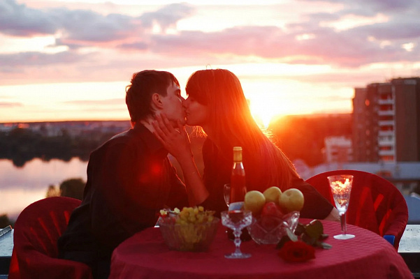 Романтическое свидание на крыше в Ростове-на-Дону. Ultra Подарки. Купить романтическое свидание на крыше в Ростове-на-Дону. Подарите самым близким незабываемые моменты и почувствуйте друг друга ещё ближе. Сервис UltraPodarki.ru 8 800 505 95 30. Романтическое свидание на крышев Ростове-на-Дону, свидание на крышев Ростове-на-Дону, свидание, сертификат на свидание на крыше, сертификат на свидание в Ростове-на-Дону, купить свидание на крыше, купить свидание Ростов-на-Дону