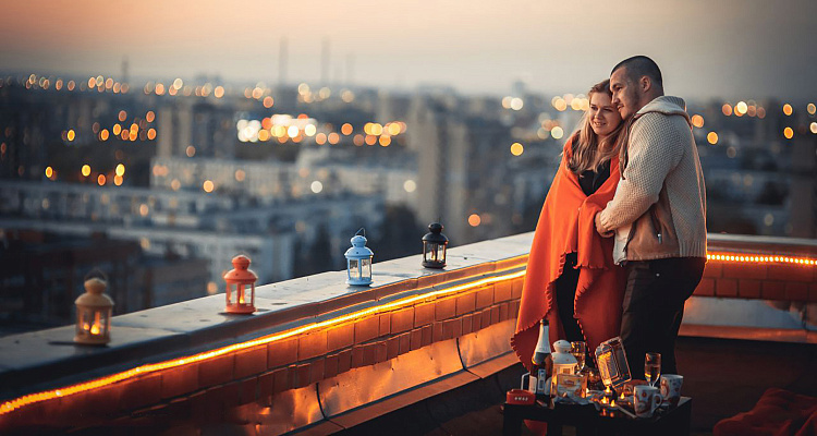 Романтическое свидание на крыше в Ростове-на-Дону. Ultra Подарки. Купить романтическое свидание на крыше в Ростове-на-Дону. Подарите самым близким незабываемые моменты и почувствуйте друг друга ещё ближе. Сервис UltraPodarki.ru 8 800 505 95 30. Романтическое свидание на крышев Ростове-на-Дону, свидание на крышев Ростове-на-Дону, свидание, сертификат на свидание на крыше, сертификат на свидание в Ростове-на-Дону, купить свидание на крыше, купить свидание Ростов-на-Дону