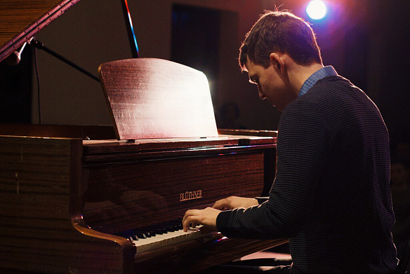 Игра на фортепиано в Ростове-на-Дону. Ultra Подарки. Купить занятия по игре на фортепиано в Ростове-на-Дону. Занятия на фортепиано развивают слух и улучшают работу мозга. Сервис UltraPodarki.ru 8 (800) 505 95 30. Фортепиано Ростов-на-Дону, фортепиано, игра на фортепиано Ростов-на-Дону, игра на фортепиано, обучение фортепиано Ростов-на-Дону, обучение фортепиано, занятия на фортепиано Ростов-на-Дону, занятия на фортепиано
