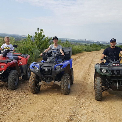 Аренда квадроциклов в Ростове-на-Дону. Подарочные сертификаты Ultra Подарки. Закажите подарочный сертификат на катание на квадроциклах  в Ростове-на-Дону. Недорогой прокат квадроциклов в подарок для мужчин или парней на день рождения и юбилей. Езда на квадроциклах - наслаждение активным отдыхом с друзьями. Сервис UltraPodarki.ru 8 (800) 505 95-30. Квадроцикл, катание на квадроциклах, прокат квадроциклов, езда на квадроцикле, прокат квадроциклов Росто-на-Дону, катание на квадроциклах летом, катание на квадроциклах осенью, катание на квадроциклах зимой, сертификат на катание на квадроциклах
