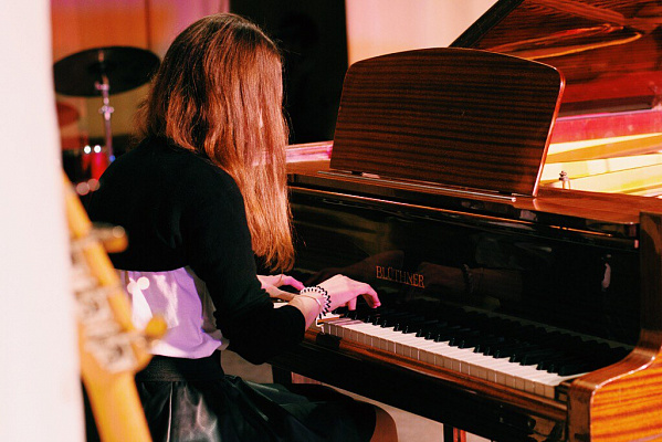 Игра на фортепиано в Ростове-на-Дону. Ultra Подарки. Купить занятия по игре на фортепиано в Ростове-на-Дону. Занятия на фортепиано развивают слух и улучшают работу мозга. Сервис UltraPodarki.ru 8 (800) 505 95 30. Фортепиано Ростов-на-Дону, фортепиано, игра на фортепиано Ростов-на-Дону, игра на фортепиано, обучение фортепиано Ростов-на-Дону, обучение фортепиано, занятия на фортепиано Ростов-на-Дону, занятия на фортепиано
