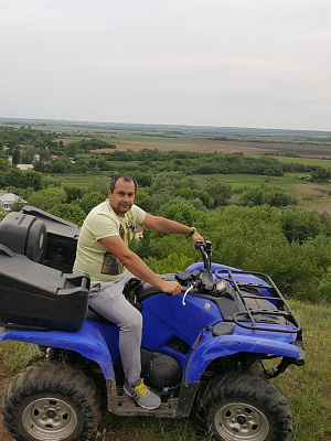 Аренда квадроциклов в Ростове-на-Дону. Подарочные сертификаты Ultra Подарки. Закажите подарочный сертификат на катание на квадроциклах  в Ростове-на-Дону. Недорогой прокат квадроциклов в подарок для мужчин или парней на день рождения и юбилей. Езда на квадроциклах - наслаждение активным отдыхом с друзьями. Сервис UltraPodarki.ru 8 (800) 505 95-30. Квадроцикл, катание на квадроциклах, прокат квадроциклов, езда на квадроцикле, прокат квадроциклов Росто-на-Дону, катание на квадроциклах летом, катание на квадроциклах осенью, катание на квадроциклах зимой, сертификат на катание на квадроциклах
