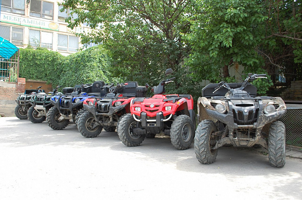 Аренда квадроциклов в Ростове-на-Дону. Подарочные сертификаты Ultra Подарки. Закажите подарочный сертификат на катание на квадроциклах  в Ростове-на-Дону. Недорогой прокат квадроциклов в подарок для мужчин или парней на день рождения и юбилей. Езда на квадроциклах - наслаждение активным отдыхом с друзьями. Сервис UltraPodarki.ru 8 (800) 505 95-30. Квадроцикл, катание на квадроциклах, прокат квадроциклов, езда на квадроцикле, прокат квадроциклов Росто-на-Дону, катание на квадроциклах летом, катание на квадроциклах осенью, катание на квадроциклах зимой, сертификат на катание на квадроциклах
