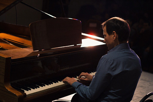 Игра на фортепиано в Ростове-на-Дону. Ultra Подарки. Купить занятия по игре на фортепиано в Ростове-на-Дону. Занятия на фортепиано развивают слух и улучшают работу мозга. Сервис UltraPodarki.ru 8 (800) 505 95 30. Фортепиано Ростов-на-Дону, фортепиано, игра на фортепиано Ростов-на-Дону, игра на фортепиано, обучение фортепиано Ростов-на-Дону, обучение фортепиано, занятия на фортепиано Ростов-на-Дону, занятия на фортепиано
