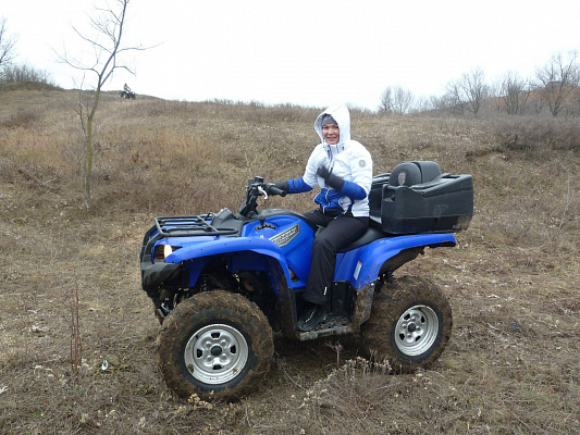 Аренда квадроциклов в Ростове-на-Дону. Подарочные сертификаты Ultra Подарки. Закажите подарочный сертификат на катание на квадроциклах  в Ростове-на-Дону. Недорогой прокат квадроциклов в подарок для мужчин или парней на день рождения и юбилей. Езда на квадроциклах - наслаждение активным отдыхом с друзьями. Сервис UltraPodarki.ru 8 (800) 505 95-30. Квадроцикл, катание на квадроциклах, прокат квадроциклов, езда на квадроцикле, прокат квадроциклов Росто-на-Дону, катание на квадроциклах летом, катание на квадроциклах осенью, катание на квадроциклах зимой, сертификат на катание на квадроциклах
