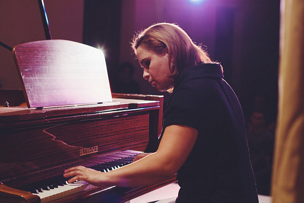 Игра на фортепиано в Ростове-на-Дону. Ultra Подарки. Купить занятия по игре на фортепиано в Ростове-на-Дону. Занятия на фортепиано развивают слух и улучшают работу мозга. Сервис UltraPodarki.ru 8 (800) 505 95 30. Фортепиано Ростов-на-Дону, фортепиано, игра на фортепиано Ростов-на-Дону, игра на фортепиано, обучение фортепиано Ростов-на-Дону, обучение фортепиано, занятия на фортепиано Ростов-на-Дону, занятия на фортепиано
