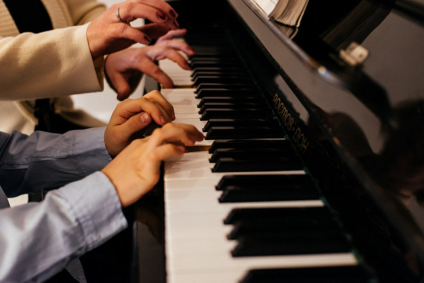 Игра на фортепиано в Ростове-на-Дону. Ultra Подарки. Купить занятия по игре на фортепиано в Ростове-на-Дону. Занятия на фортепиано развивают слух и улучшают работу мозга. Сервис UltraPodarki.ru 8 (800) 505 95 30. Фортепиано Ростов-на-Дону, фортепиано, игра на фортепиано Ростов-на-Дону, игра на фортепиано, обучение фортепиано Ростов-на-Дону, обучение фортепиано, занятия на фортепиано Ростов-на-Дону, занятия на фортепиано
